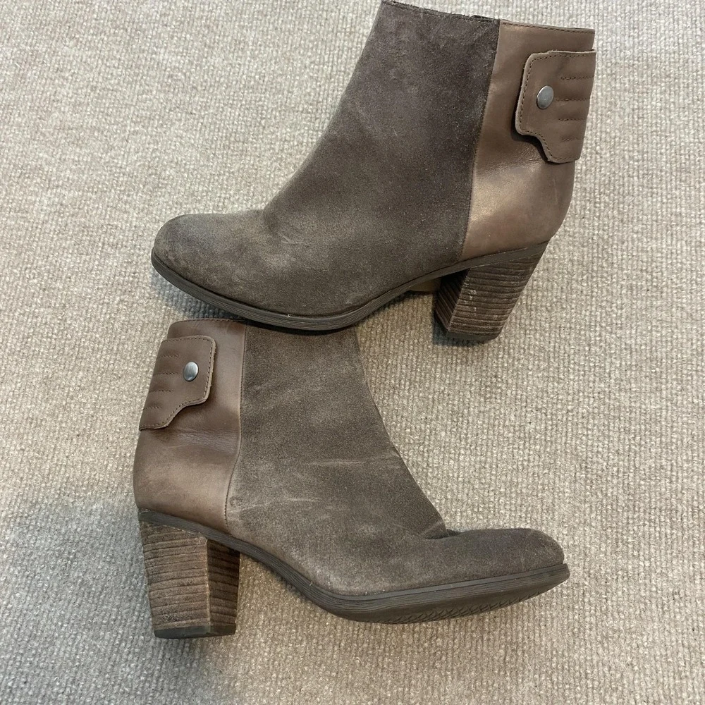 Clarks Booties Womens Size 8.5 Brown Suede Ankle Zip Block‎ Heel 26110635M